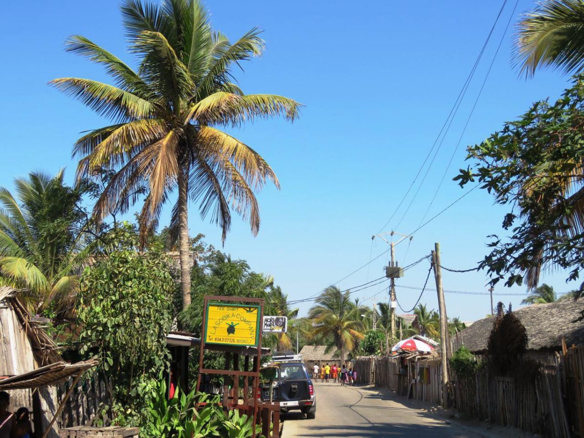 جاده موازی ساحل اقیانوس هند و کانال موزامبیک، اینجا توریستی ترین قسمت شهر ساحلی مورونداواست.