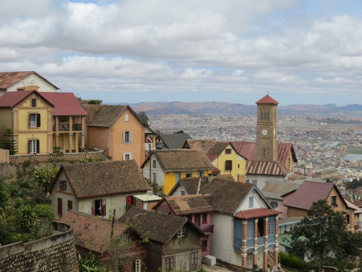 آنتاناناریوو از بالا زیباست، چیزی شبیه شهرهای خوشرنگ و دلبرانه اروپایی، به شرطی که ندانی درون این دورنمای زیبا چه زخم ها و فقرها نهفته است...