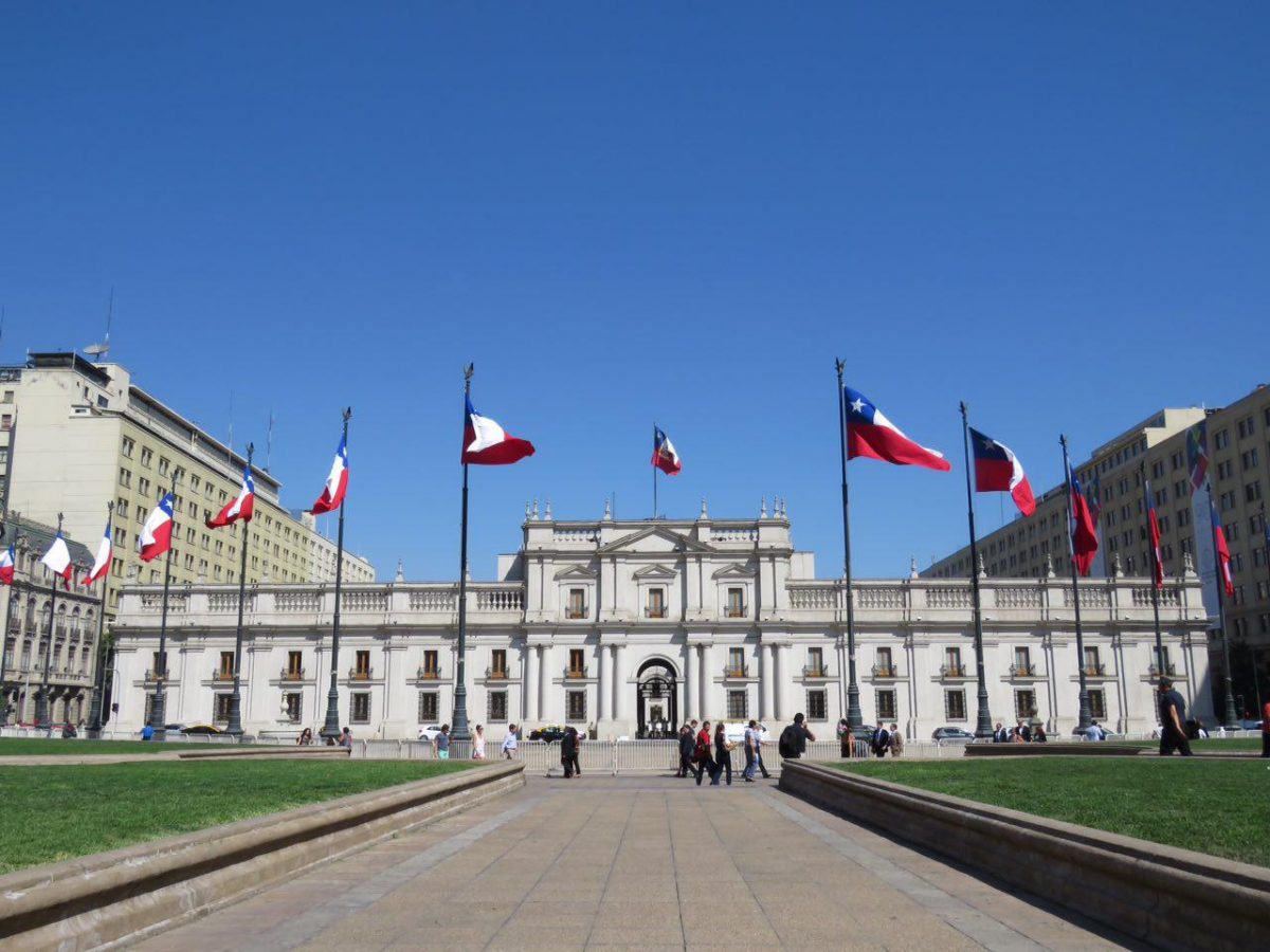 این هم ساختمان ریاست جمهوری سانتیاگو و چه خاطرات تلخ و شیرینی از تاریخ پرتلاطم شیلی را در دل خود دارد اینجا، سالوادر آلنده، دیکتاتور معروفشان پینوشه و بعد هم حکومت های پیوسته به ظاهر مردمی این کشور.