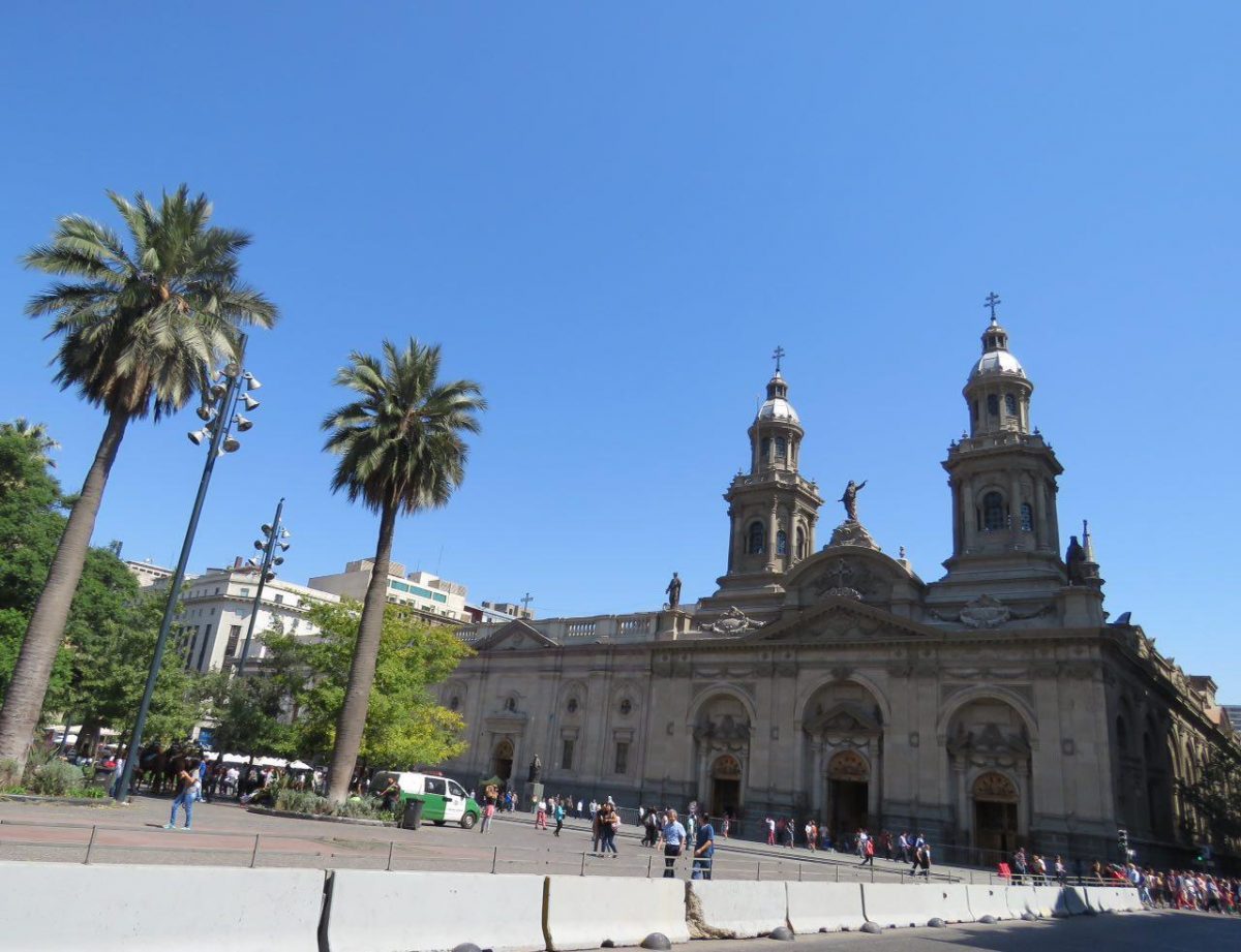 و اما "پلازا د آرماس" که به کیلومتر صفر مشهور است، یعنی قلب سانتاگو، اطرافش پر است از کلیساها و ساختمان های تاریخی شهر، معنی نامش "اسلحه" است و در زمان استقلال شیلی، محلی برای مسلح کردن مردم بوده است.
