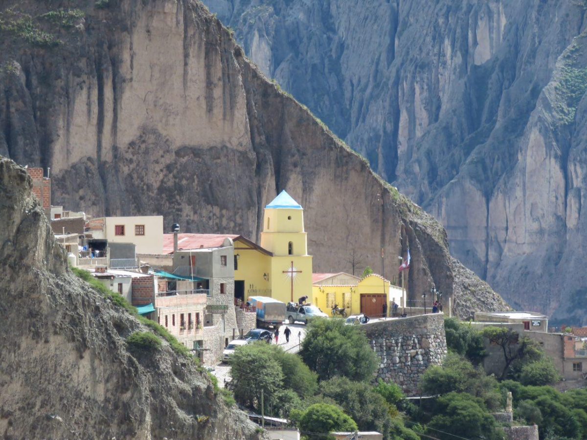 اولین نمایی ست که از روستای ایروشا می بینم جایی آن بالاهای استان سالتا در آرژانتین، گویا سرک می کشد از لای دره و راه و مسافرانش را می پاید، حالا از همین دروازه ورودی اش هیجان دیدارش را دارم.