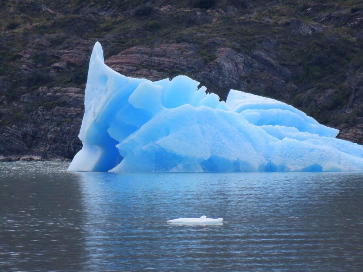 کمی دوردست تر آن دورها یخچال طبیعی را می بینیم که تا امتداد دریاچه زیر پاییش پایین آمده و این قطعه یخ بزرک و سرگردان نیز یکی از قطعات جدا مانده از اصل است، نور می خورد، رنگ می گیرد و زیبایی می آفریند.